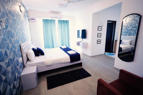 GoaAsta by Avim的酒店客房,配有床和镜子