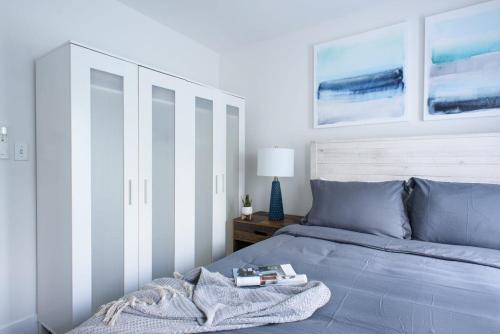 纽约39-3 Newly renovated 3 BR Prime midtown sleeps 6的一间卧室配有一张蓝色的床和白色床头板