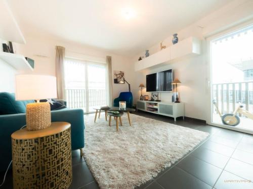 蒙彼利埃Le Ray Charles - Terrasse - Port Marianne的客厅配有沙发和桌子