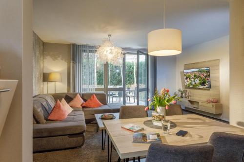 韦尼格罗德Monopol Apartments的客厅配有沙发和桌子