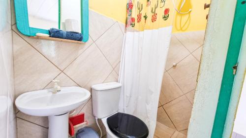 马塞约Proxima Estacion Hostel的一间带水槽和卫生间的浴室