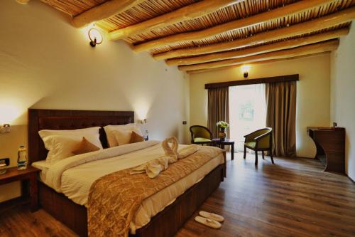 努布拉La Shayok Resort的一间卧室,卧室内配有一张大床