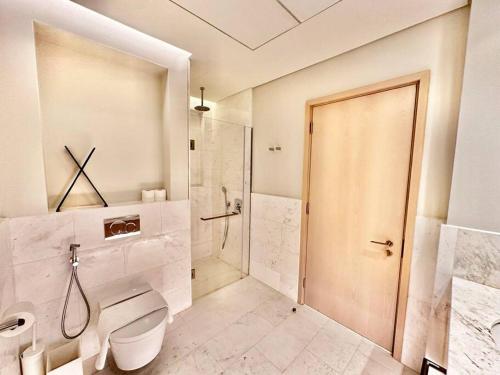 迪拜Luxury Studio in High Floor Full Sea View in The Palm Tower Plam Jumeirah的一间带卫生间和步入式淋浴间的浴室