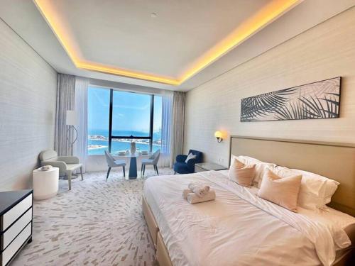 迪拜Luxury Studio in High Floor Full Sea View in The Palm Tower Plam Jumeirah的一间卧室,床上有泰迪熊