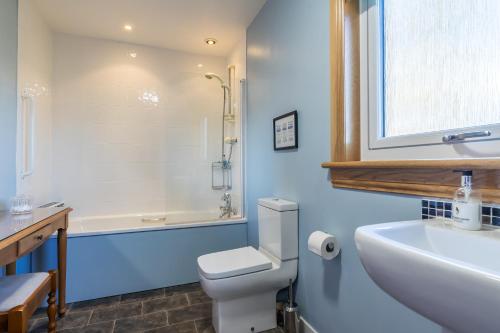 牛顿莫尔Crubenbeg Country House的浴室配有白色卫生间和盥洗盆。