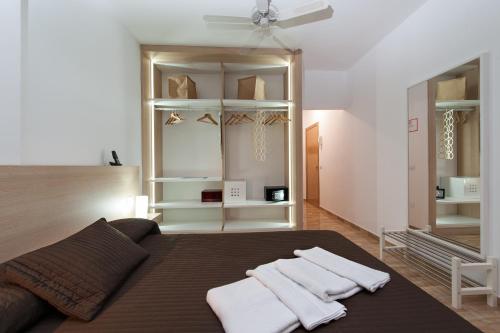 大加那利岛拉斯帕尔马斯拉斯帕尔马斯城市中心酒店的一间卧室配有一张带白色毛巾的床