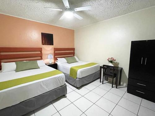 ComayagüelaHotel Reynieri的酒店客房带两张床和梳妆台