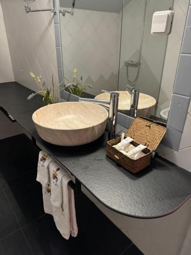 洛萨达Casa de Juste的浴室设有2个水槽和镜子