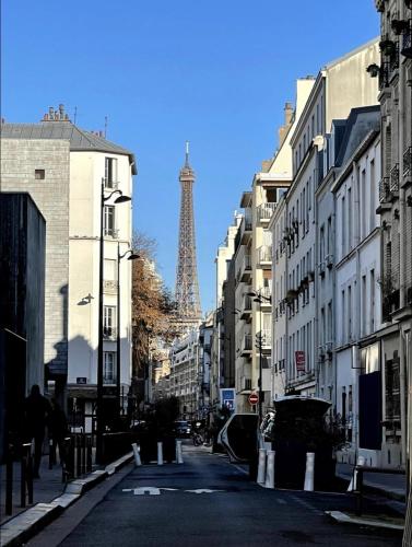 巴黎Eiffel Tour Cosy Rosalia的一条城市街道,以艾菲尔铁塔为背景