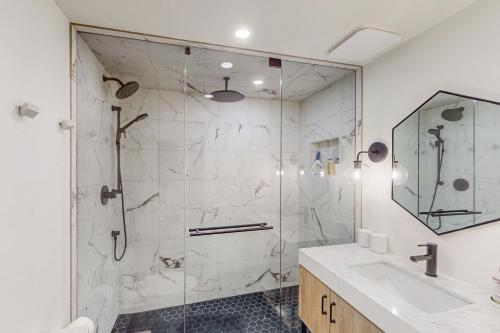 特柳赖德Muscatel #10的带淋浴和盥洗盆的浴室