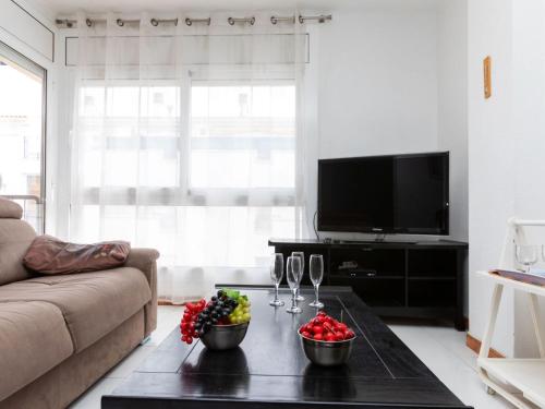 兰卡Apartment Emporda-1 by Interhome的客厅配有带酒杯的咖啡桌