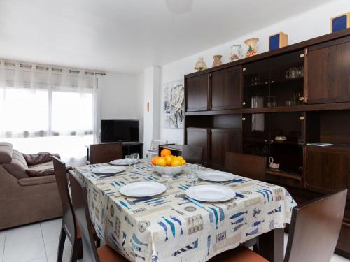 兰卡Apartment Emporda-1 by Interhome的厨房里配有一张桌子,上面放有盘子和橙子