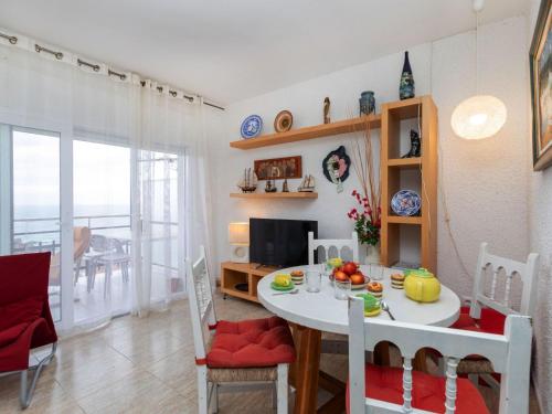 兰卡Apartment Les Oranetes by Interhome的厨房以及带桌椅的用餐室。