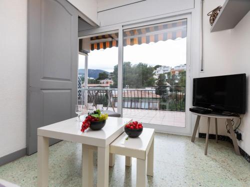 兰卡Apartment Gran Sol by Interhome的客厅配有白色桌子和电视