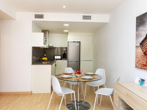 科莱拉Apartment Escorxador by Interhome的厨房以及带桌椅的用餐室。