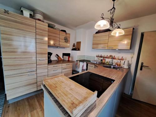 阿亨基希Holiday Home Haus Broda by Interhome的厨房配有木制橱柜和木制台面