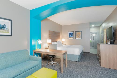 肖尼肖尼拉昆塔套房酒店的配有一张床和一张书桌的酒店客房