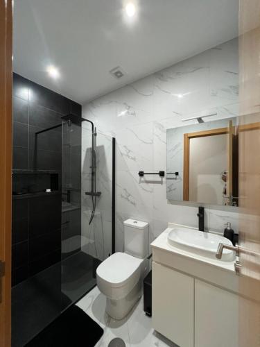 普拉亚Santos House Praia的浴室配有卫生间、盥洗盆和淋浴。