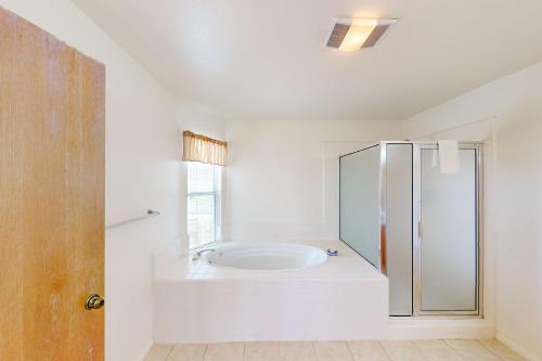 卡幽卡思Ocean Mornings的带淋浴和浴缸的白色浴室