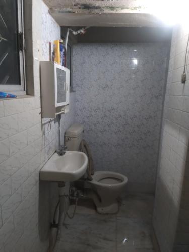 加尔各答MODI的一间带卫生间和水槽的小浴室