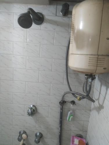 加尔各答MODI的一间带水箱淋浴的浴室