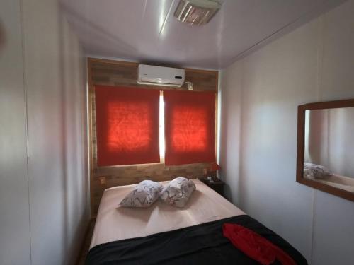 皮里亚波利斯La pausa的一间卧室配有一张床,上面有两条毛巾
