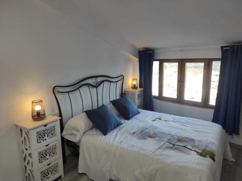 赫里卡La Vía Verde的一间卧室配有一张带蓝色枕头的大床