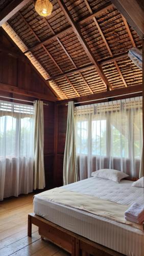 Kota Bawah TimurUKCC Hotel的配有窗户的客房内的一张大床
