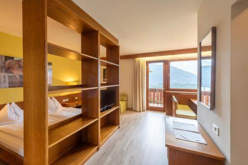 思科纳Andreas Hofer的客房设有两张床和大窗户。