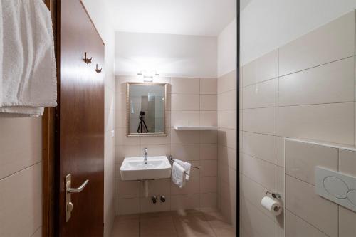 思科纳Andreas Hofer的一间带水槽和镜子的浴室