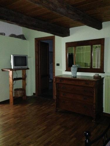 普拉吉拉托IL达悟住宿加早餐旅馆的客厅配有电视和带微波炉的梳妆台。