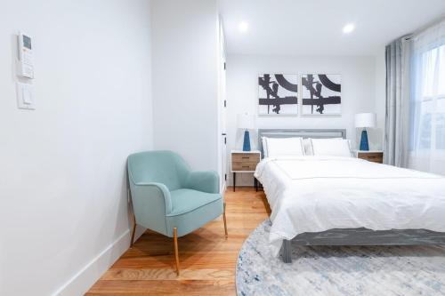 布鲁克林323-1 Specious 2BR Williamsburg的白色卧室配有床和蓝椅