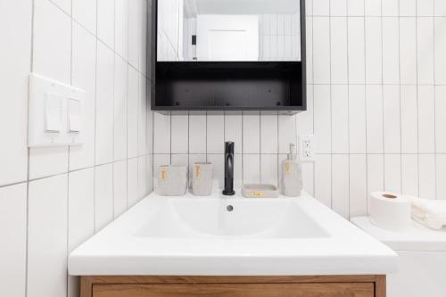 布鲁克林323-1 Specious 2BR Williamsburg的白色的浴室设有水槽和镜子