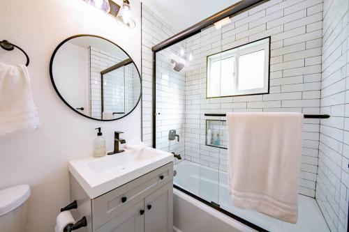 罗斯米德Quiet & Peaceful Home Close to LA/Beaches/Disney的白色的浴室设有水槽和镜子