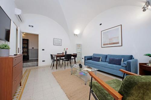 罗马奢华斯帕尼亚公寓的客厅配有蓝色的沙发和桌子