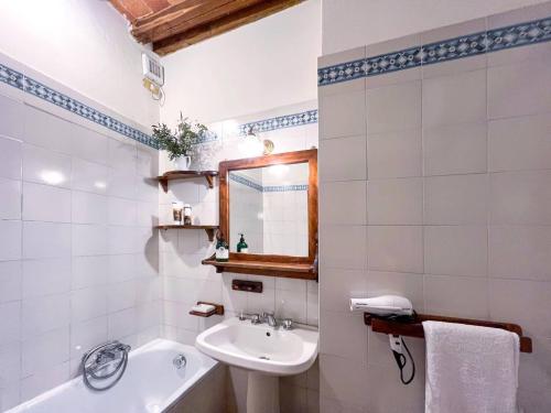 基安蒂格雷夫Il Cascino的浴室配有盥洗盆、卫生间和浴缸。