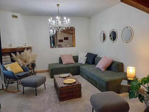 古维约Maison Eureka Chantilly Gouvieux的客厅配有沙发和桌子