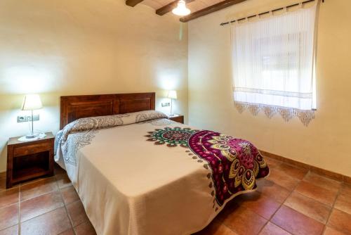 圣费利乌德博阿达卡萨灿希内斯塔农家乐的一间卧室设有一张床和一个窗口