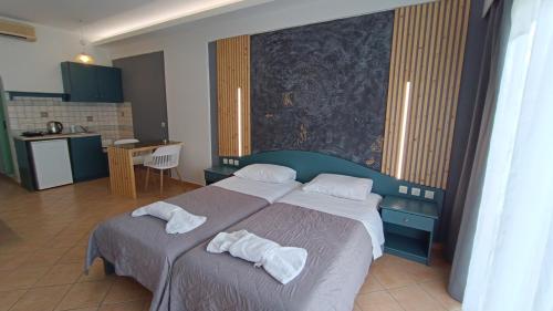 斯达林olivegrove的一间卧室配有一张大床和毛巾