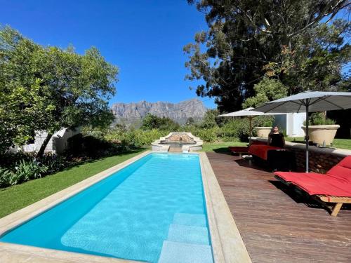 斯泰伦博斯Banhoek Corner Guesthouse的一座房子后院的游泳池