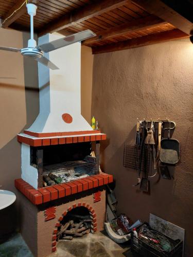 尼基季Villa seniorita Annita的厨房设有砖炉和天花板