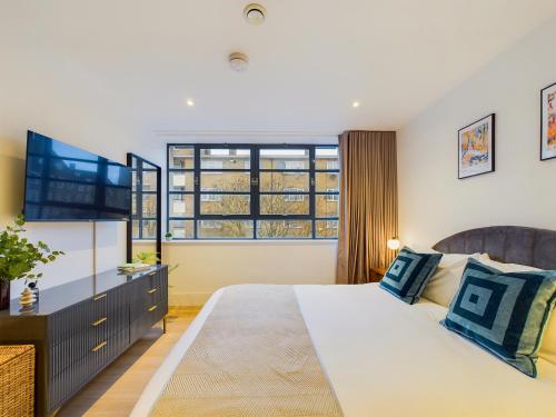 伦敦Be London - The Marylebone Residences的一间卧室配有一张大床和电视