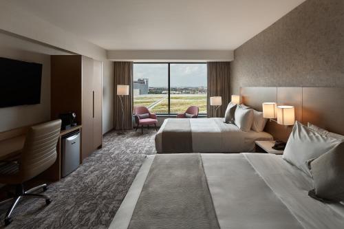 多伦多Great Canadian Casino Resort Toronto的酒店客房设有一张大床和一台电视。