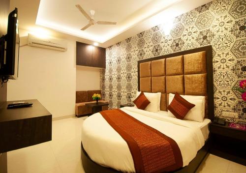 新德里Hotel Bellwood Grand Near Delhi IGI Airport的一间卧室,卧室内配有一张大床