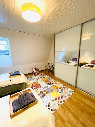 拉赫蒂Kaunis kattohuoneisto Lahden keskustassa的一间设有两张床和玻璃墙的房间
