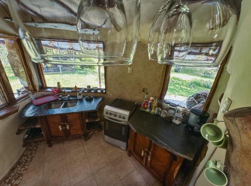 巴克罗斯Killa Sumaj casas的一间带水槽和炉灶的小厨房