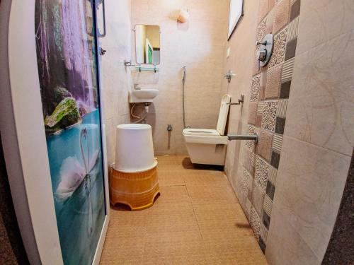 曼德维HK Inn的一间带卫生间的浴室和墙上的鱼画