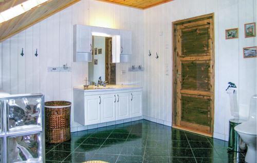 法尔松Lovely Home In Farsund With Wi-fi的一间带水槽和木门的浴室