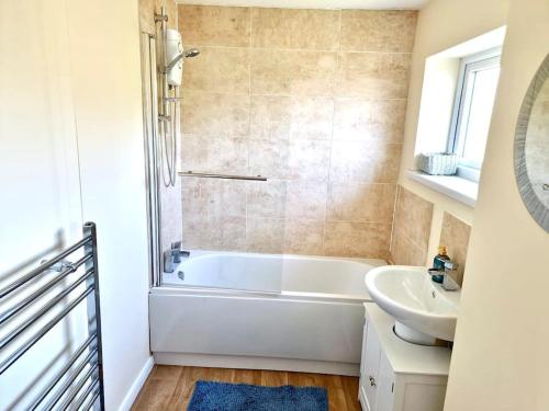 诺丁汉King Or Twin Bed In Stylish Home的浴室配有白色浴缸和水槽