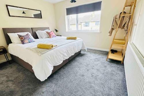 诺丁汉King Or Twin Bed In Stylish Home的一间卧室设有一张大床和一个窗户。